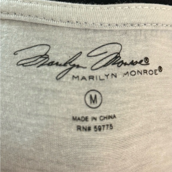 Cute Marilyn Monroe Top..Gray and white three quarter inch sleeves .Sz Medium - Picture 7 of 7